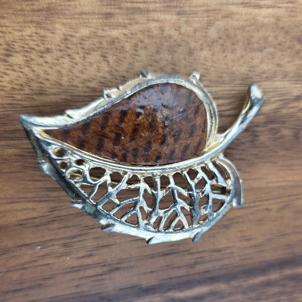 Vintage Leaf Brooch Pin‎ Gold Tone Faux Wood Openwork Nature Jewelry
